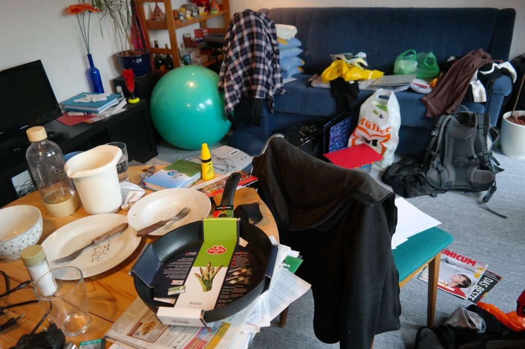 How to make your room look bigger even if its very small 1
