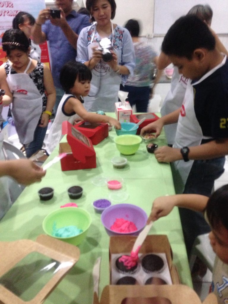 Children making cupcakes and designing them