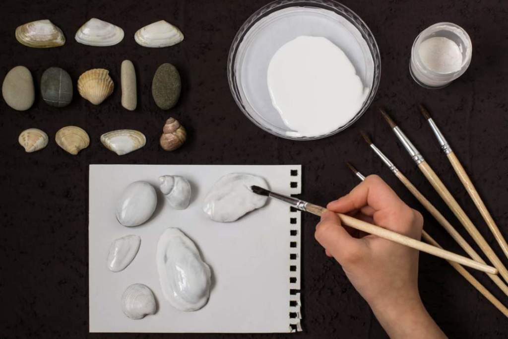 Children's Summer Art Project: Hand-painted colorful dot patterns on sea pebbles and shells 9 Children's Summer Art Project: Hand-painted colorful dot patterns on sea pebbles and shells 9