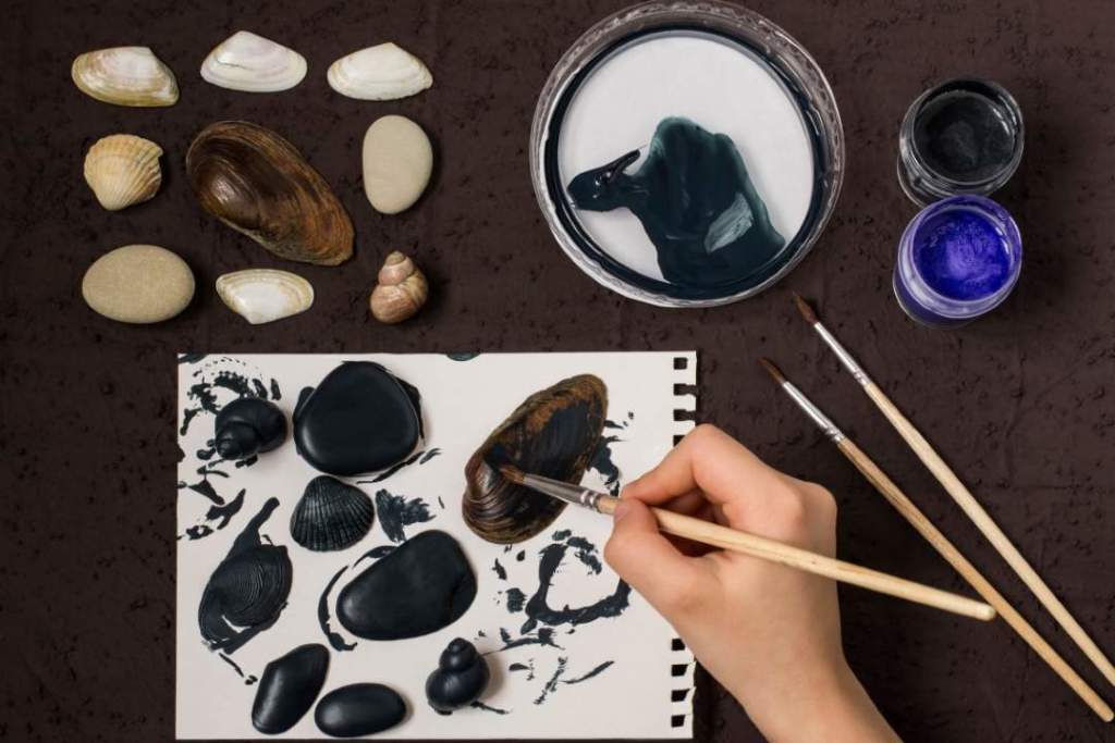 Children's Summer Art Project: Hand-painted colorful dot patterns on sea pebbles and shells 8 Children's Summer Art Project: Hand-painted colorful dot patterns on sea pebbles and shells 8