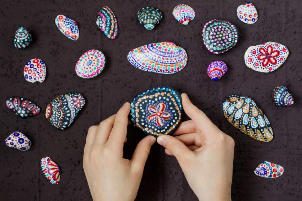 Children's Summer Art Project: Hand-painted colorful dot patterns on sea pebbles and shells 3 Children's Summer Art Project: Hand-painted colorful dot patterns on sea pebbles and shells 2